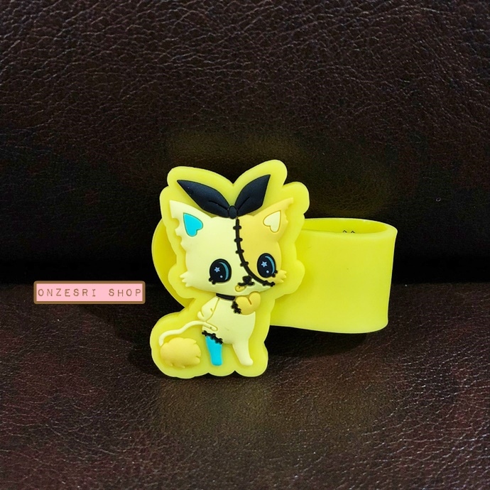 Sanrio Characters Beatcats Rubber Band ขนาดกว้าง 10.2 ซม. เป็นที่รัดเก็บสายหูฟัง หรืออื่น ๆ ทำจากยาง ด้านหลังมีกระดุมเหล็กติด มี 6 แบบให้เลือก