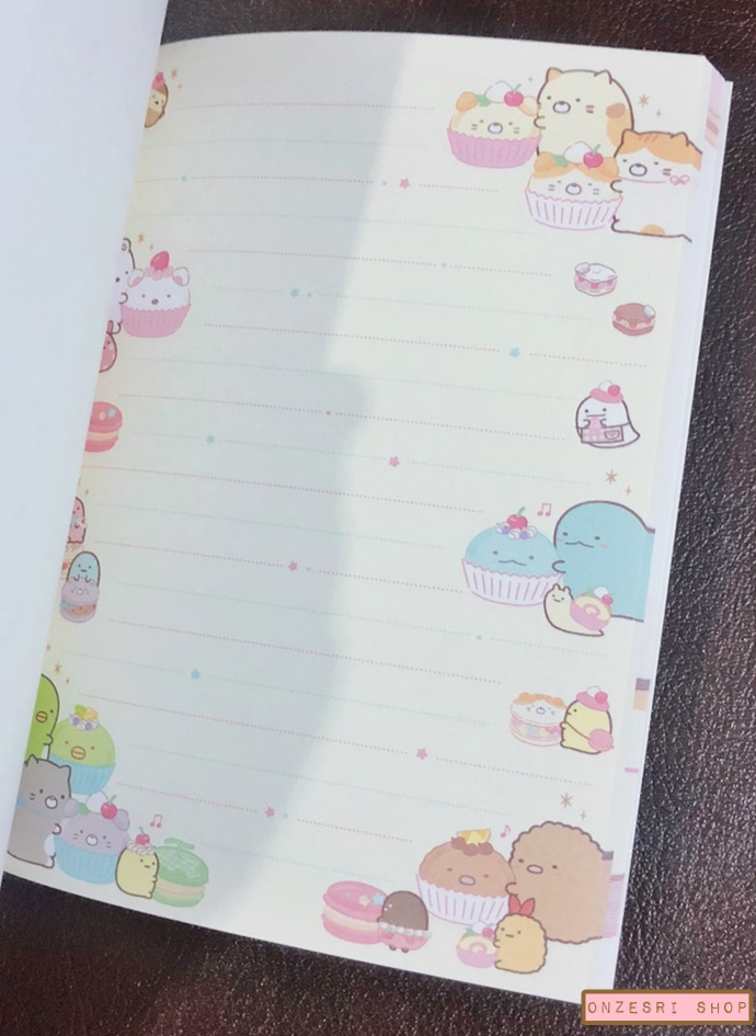 สมุดเล่มเล็ก ลาย Sumikko Gurashi Neko's Siblings and Sweet Shop แบบ Sweet Shop ขนาด 14.8 x 10.5 x 1.3 ซม. มี 4 ลาย รวม 120 แผ่น