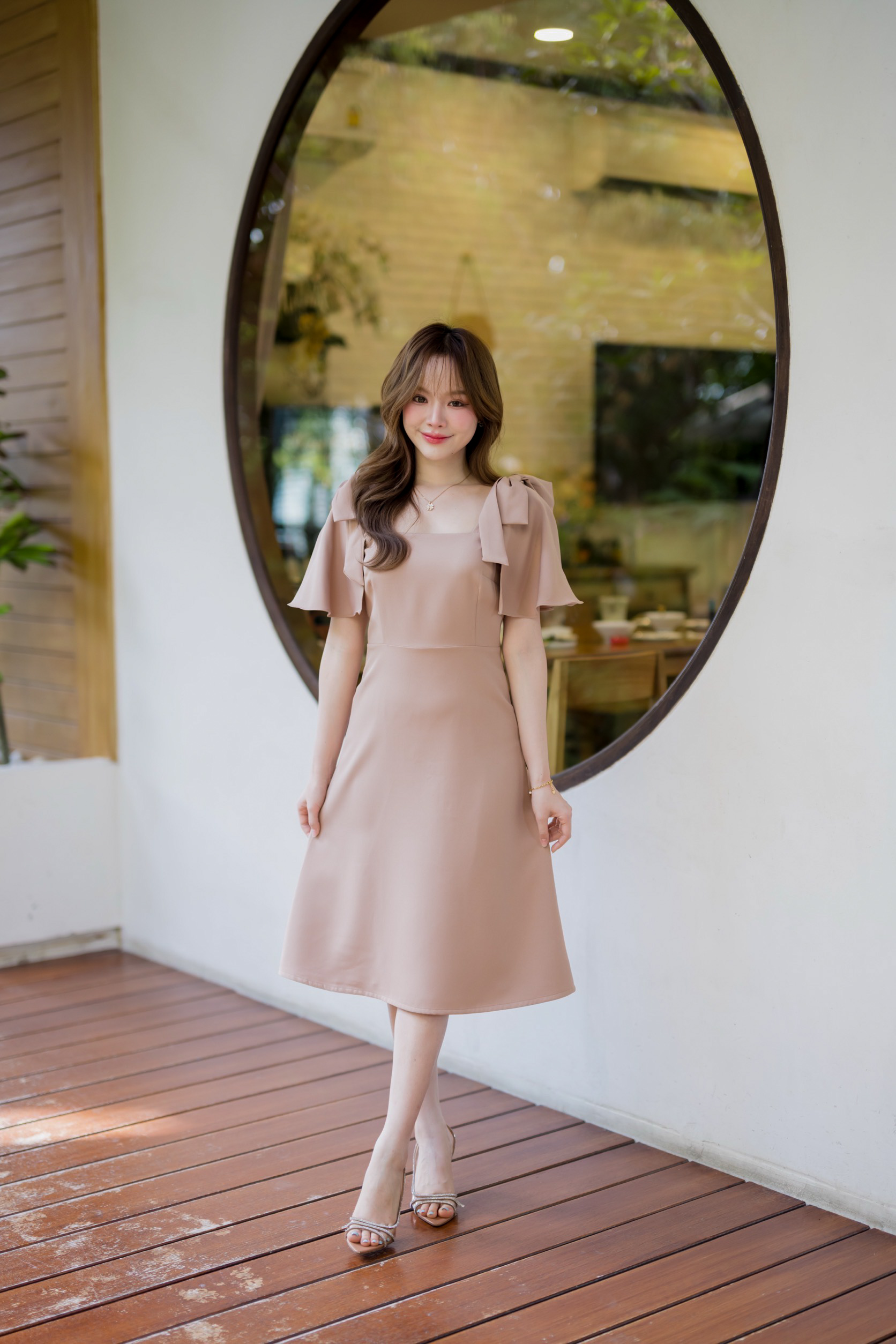 Bellette Bow Shoulder Dress : สีโอวัลติน