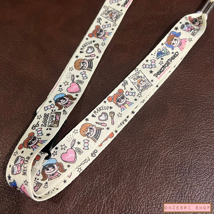 สายคล้องคอ/บัตร มีที่ห้อยมือถือตรงปลาย ลาย Fujiya Peko Milky สีครีม ขนาดสาย 90 x 2 ซม.