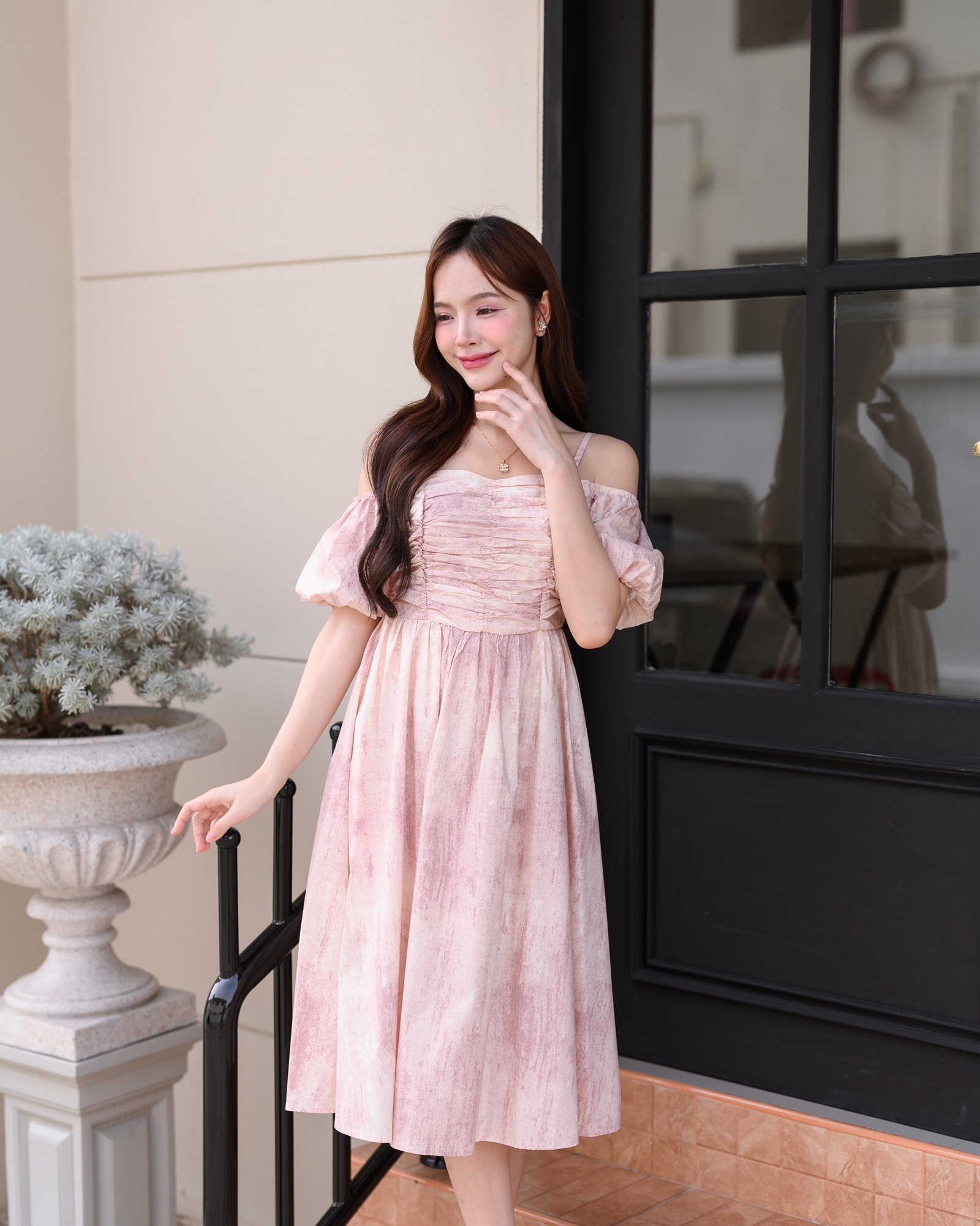 Pastel Puff Sleeve Dress เดรสเปิดไหล่แขนพอง : สีชมพู