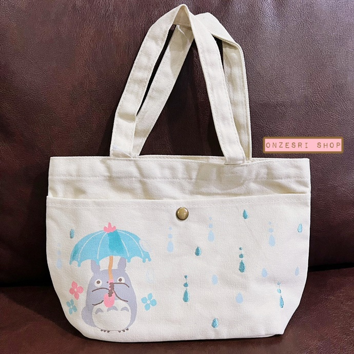 กระเป๋าลาย My Neighbor Totoro ถือร่ม สีขาวออฟไวท์ ตรงลายเป็นแบบสกรีนผสมลายปัก น่ารักมาก ขนาด 20 x 32 x 10 ซม.