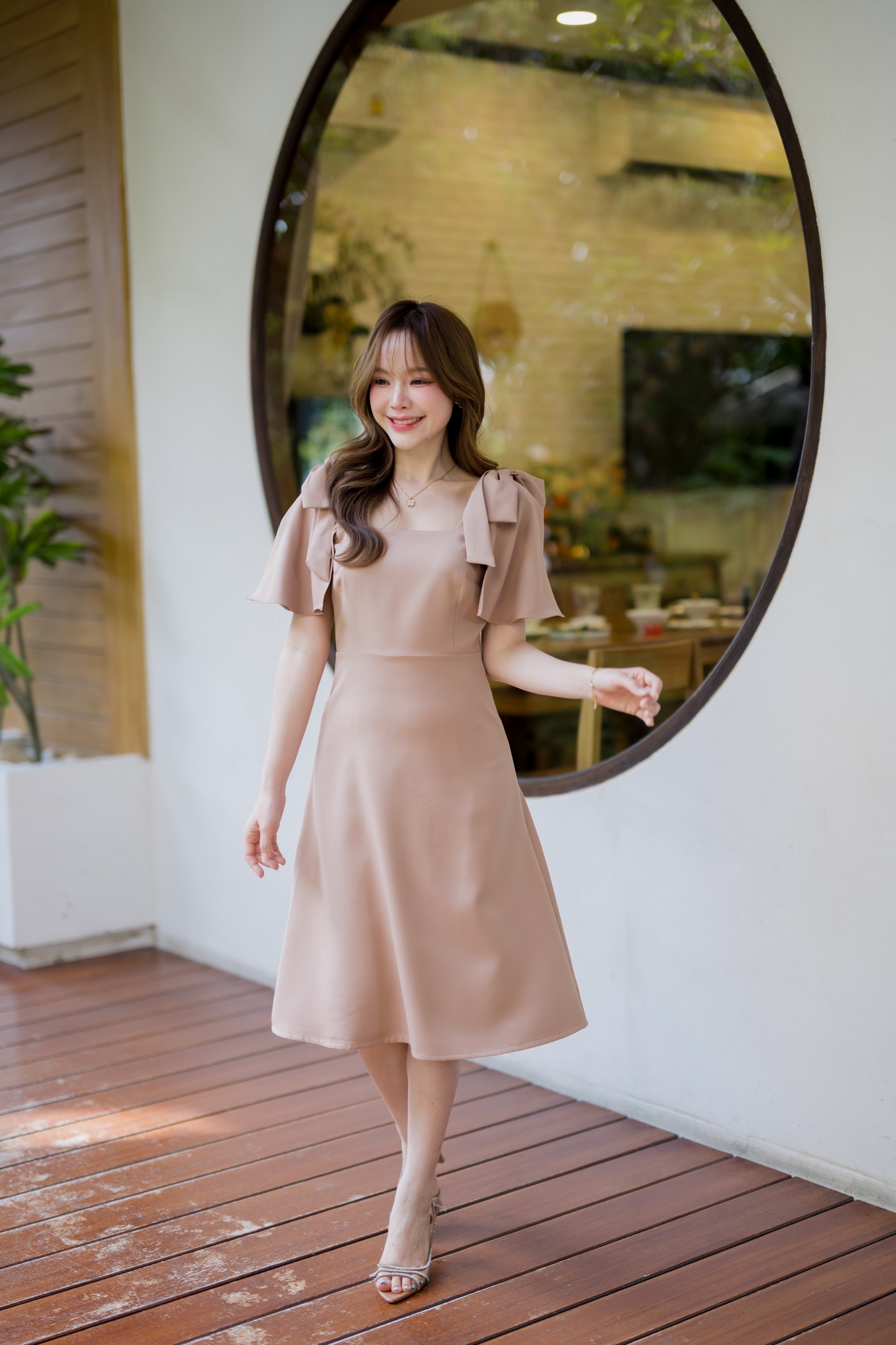 Bellette Bow Shoulder Dress : สีโอวัลติน