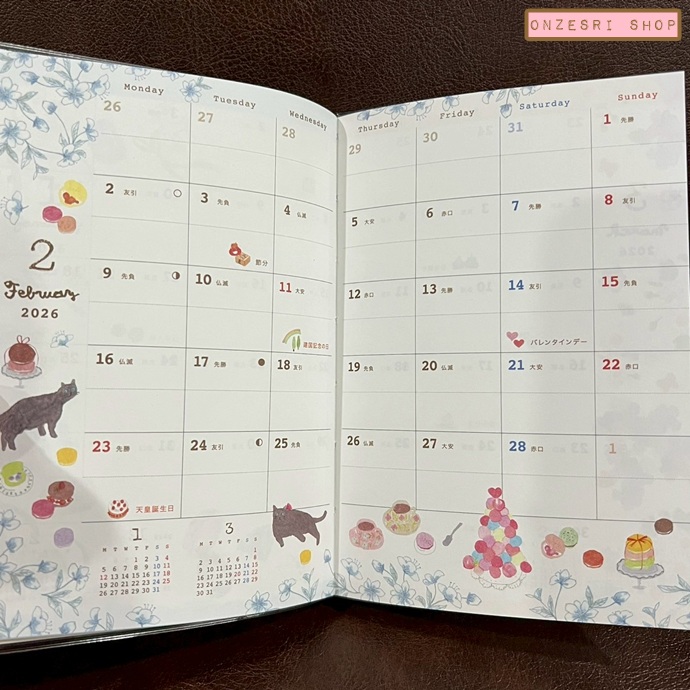 สมุด 2026 Schedule Book เล่มบาง A6 ลาย Sachiko Iwabuchi - Cat ขนาด 10 x 14.5 ซม. (48 หน้า) มีให้จดตั้งแต่เดือน 10/2025 - 12/2026 เป็นปฎิทินแบบ monthly ด้านหลังเป็นกระดาษ memo