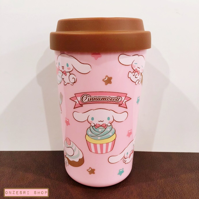แก้วพลาสติก Cinnamoroll Choco Mint Tumbler สีชมพู ฝาเป็นซิลิโคนสีน้ำตาล ขนาด 14 x 8 ซม. ไม่มีวางขายทั่วไป เป็นแบบต้องลุ้นกับทางหน้าร้าน Sanrio ที่ญี่ปุ่นเท่านั้น