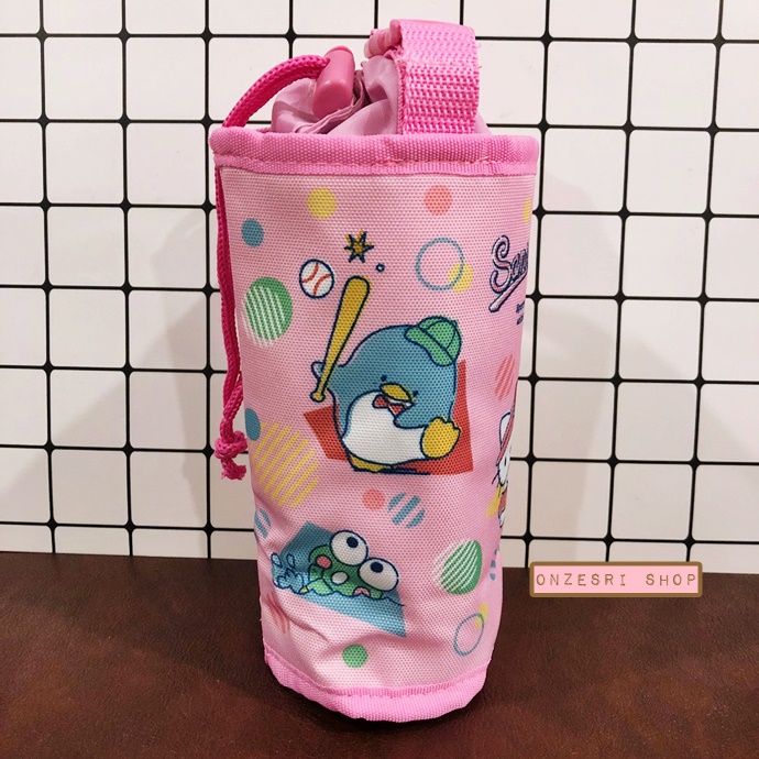 ที่ใส่ขวดน้ำ ลาย Sanrio Sports สีชมพู ขนาด 18 x 13 ซม. ใส่ขวดแบบ 500ml ได้ มีสายคล้อง ปรับได้ ด้านในบุฟอยล์ สามารถเก็บอุณหภูมิได้ดี ไม่มีวางขายทั่วไป เป็นแบบต้องลุ้นกับทางหน้าร้าน Sanrio ที่ญี่ปุ่นเท่านั้น