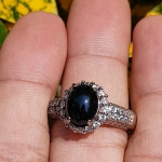 แหวน หยกดำ ส่องเขียว (Black jadeite) 1.59 กะรัต (Cts.) ดิบ