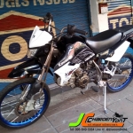 "รถบ้านมือเดียว" โดนใจวัยรุ่นมีมานำเสนอ KAWASAKI KSR จดทะเบียนปี54 แต่งสวยถภายนอก เครื่องดีเงียบ แน่น ขับขี่ดีวิ่งนิ่มกว่าที่คิด ชุดสีสภาพดีแท้ทั้งคันมีรอยบ้างตามการใช้งาน ล้อสี DALE ขอบ17"