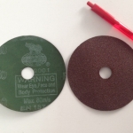 กระดาษทรายกลม หลังแข็ง 4" ตราแรด Sharpness