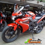 "รถบ้านมือเดียว แววดีมีอนาคต" HONDA CBR150R จดทะเบียนปี57 สภาพสวยเดิมทั้งคัน เครื่องดี เงียบ แน่น(ไม่เคยแกะ) น๊อตเดิมทุกตัวใช้งานน้อย สวยเฉียบเลยค่ะคันนี้ ห้องเครื่องใสๆ