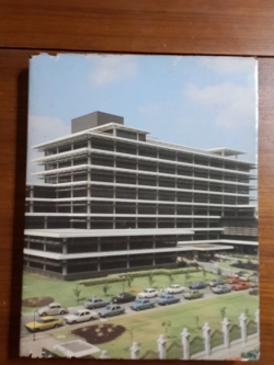 หนังสือที่ระลึกในการเปิดอาคารสำนักงานใหญ่ ธนาคารแห่งประเทศไทย ๑๒ กรกฎาคม ๒๕๒๕