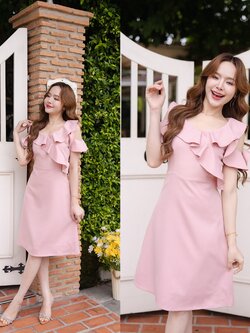 Esme Ruffle Dress : เดรสเว้าไหล่สีชมพู