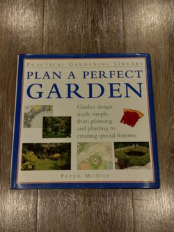 PLAN A PERFECT GARDEN / PETER MCHOY
