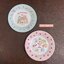 จานเมลามีนใบเล็ก Sumikko Gurashi x Sakuma Strawberry Milk Candy(Limited) ขนาด 15 x 15 ซม. ไม่มีขายทั่วไป เป็นแบบต้องลุ้นกับทางหน้าร้าน San-X ที่ญี่ปุ่นเท่านั้น มี 2 แบบให้เลือก